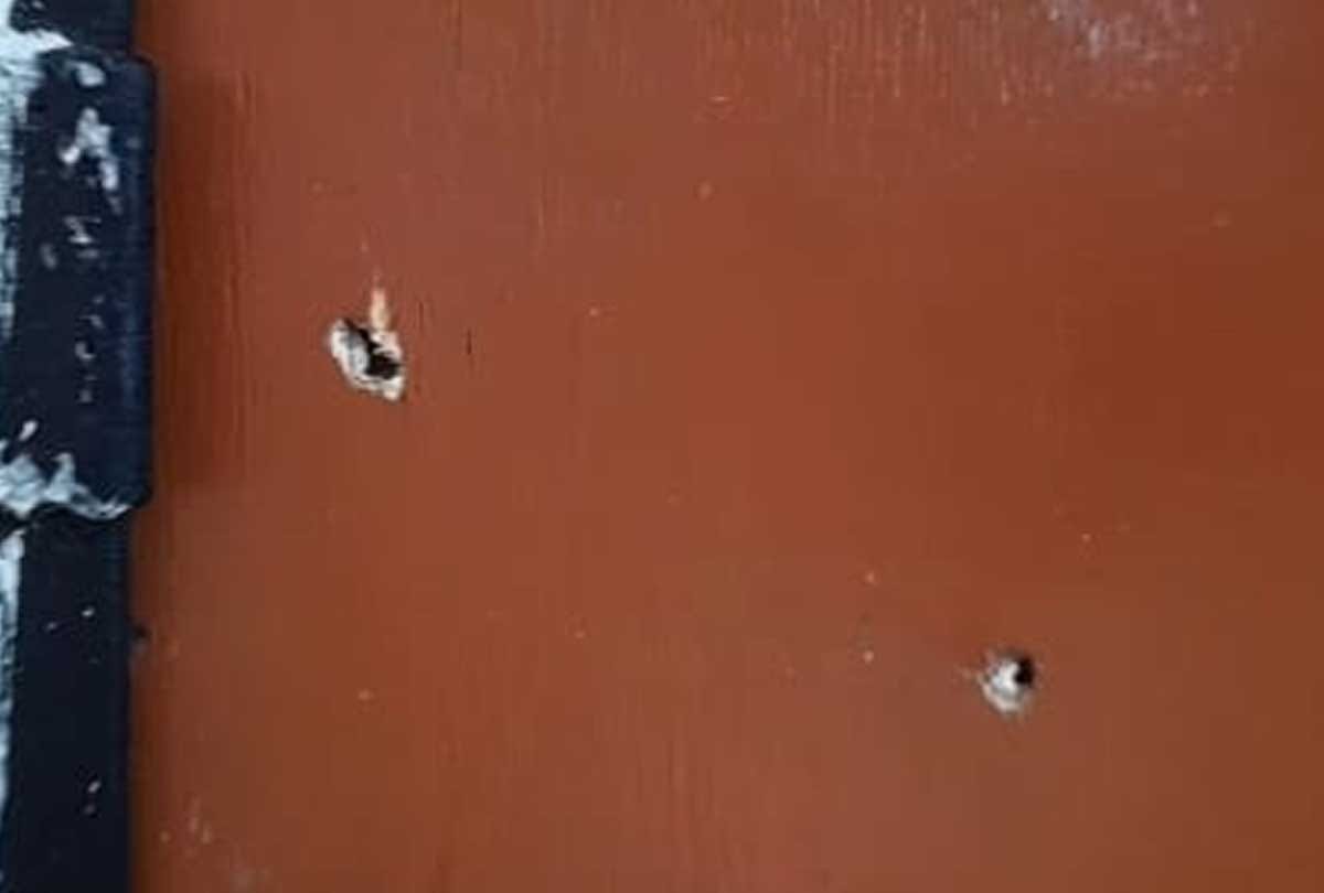 Etawah UP jail Firing News: criminals firing on deputy jailor who was on patrolling, saved his life by entering the house