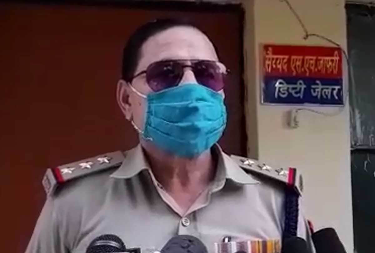 Etawah UP jail Firing News: criminals firing on deputy jailor who was on patrolling, saved his life by entering the house