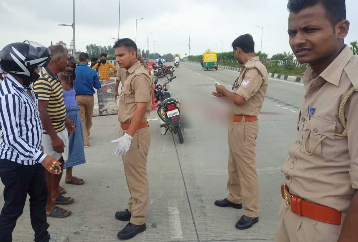 Accident in Auraiya: Bike riding mother son dies due to container collision