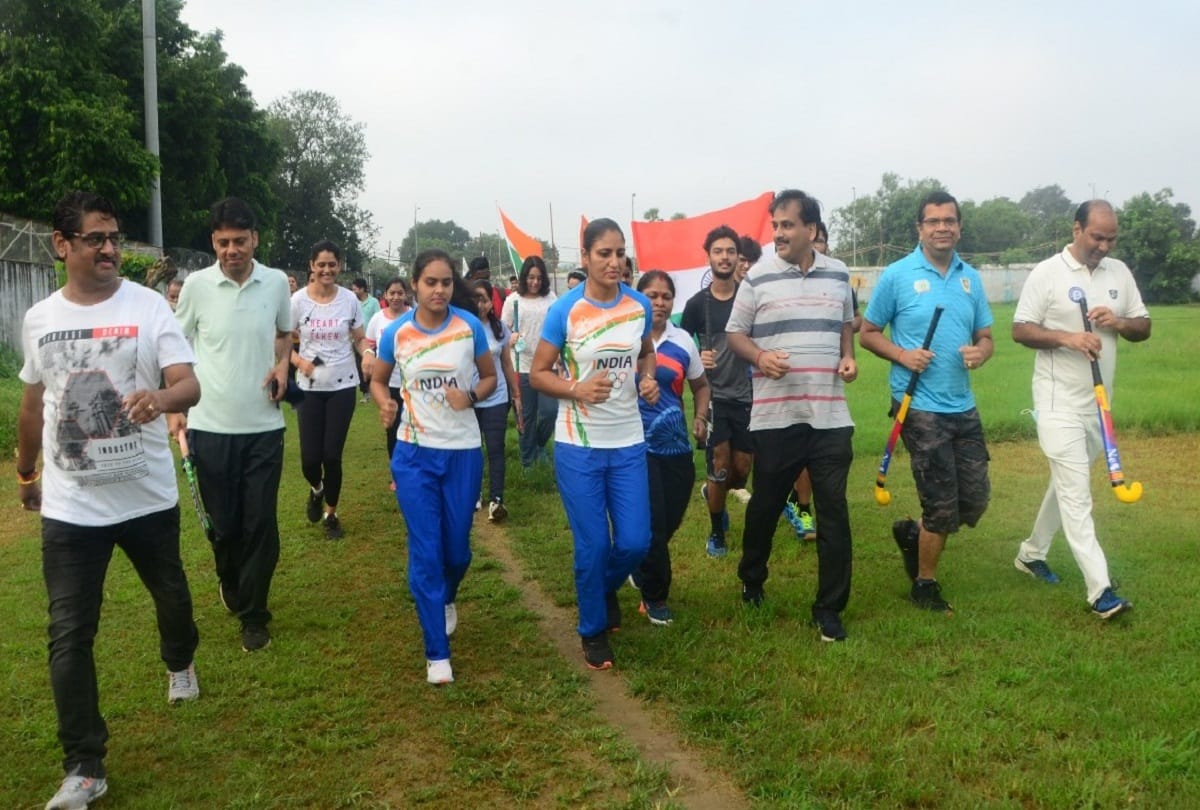 Hockey  players Gurjit kaur and Nisha Warsi ran in Fit India Freedom Run, DRM Prayagraj honored both the Olympians
