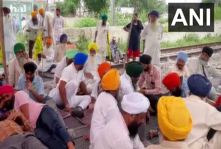 Sugarcane farmers block highway and railway track in Jalandhar of punjab 