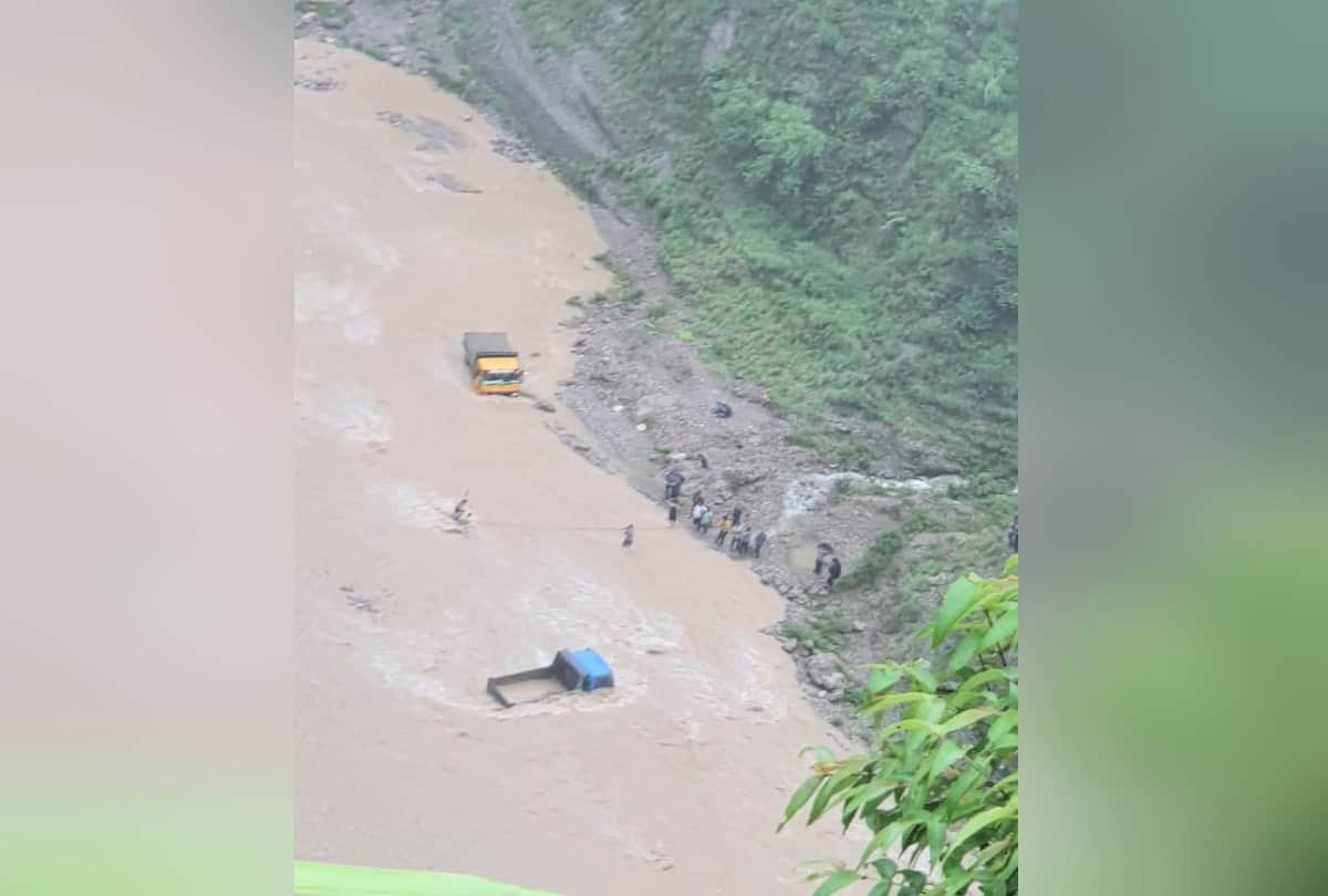 himachal weather live update today: heavy rainfall in state, landslide on Shimla-Kalka highway,vehicles stuck between khad in Hamirpur