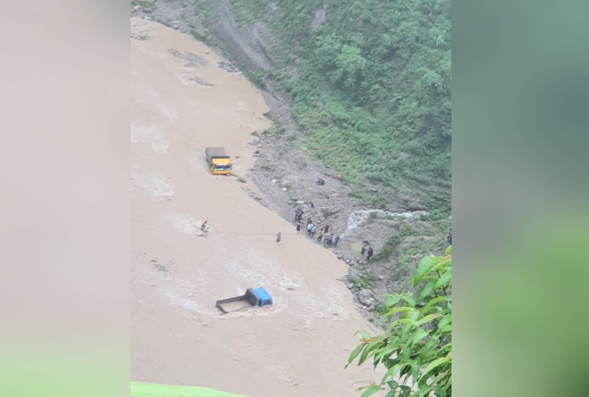 himachal weather live update today: heavy rainfall in state, landslide on Shimla-Kalka highway,vehicles stuck between khad in Hamirpur