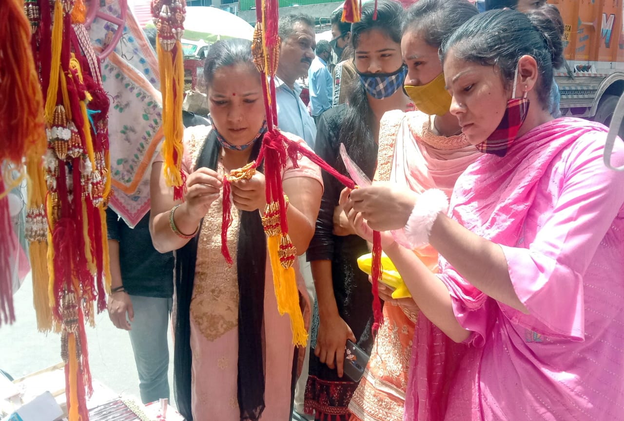 Raksha Bandhan 2021 : rush in dehradun market for shopping, watch photos