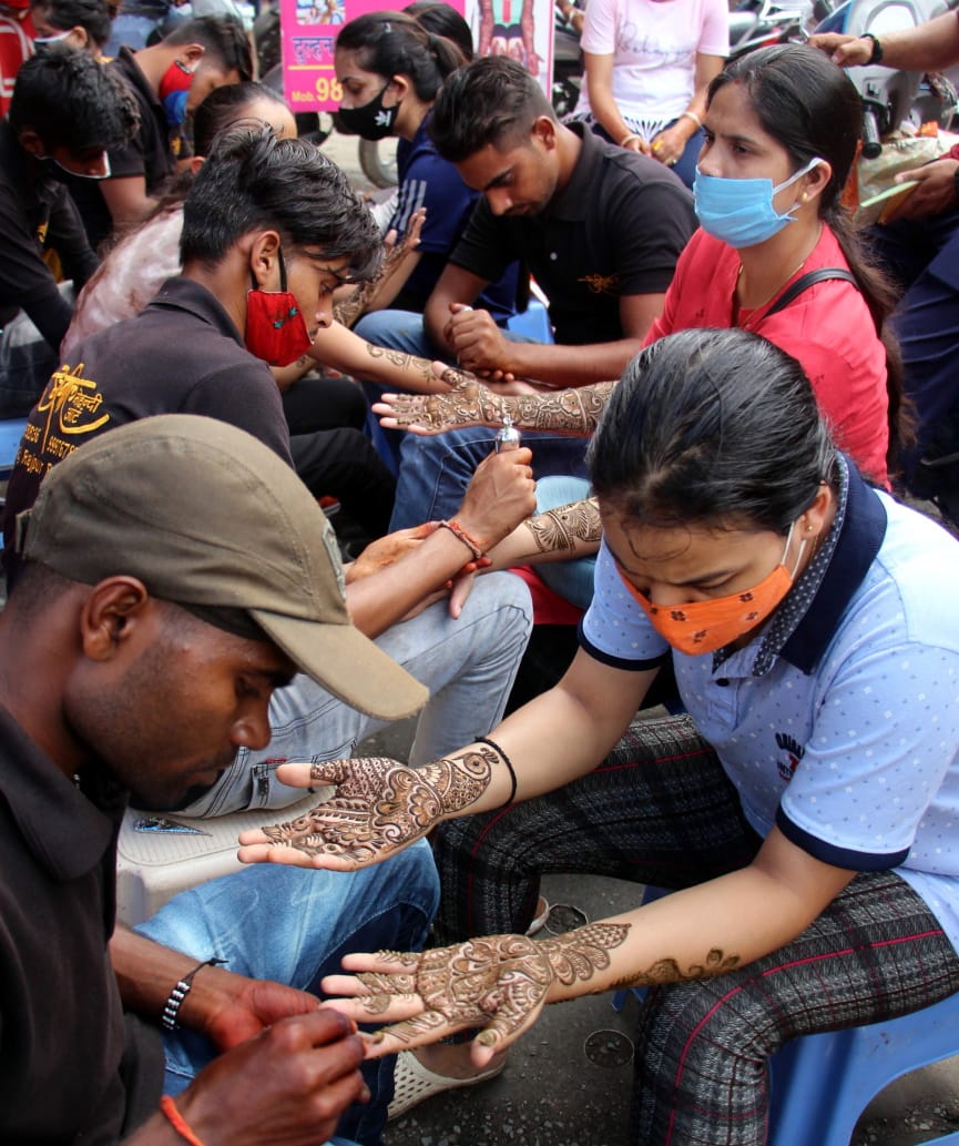 Raksha Bandhan 2021 : rush in dehradun market for shopping, watch photos