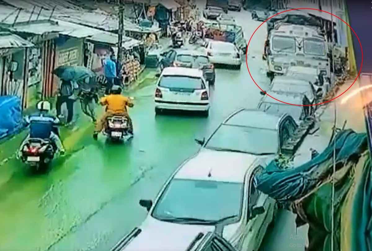 A truck laden with apples collided with 16 moving vehicles after brake failure in kandaghat solan, the highway stalled for half an hour