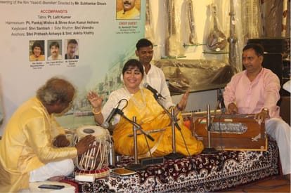 भारत रत्न उस्ताद बिस्मिल्ला खां की जयंती पर गायन प्रस्तुत करतीं पद्म श्री शोमा घोष।