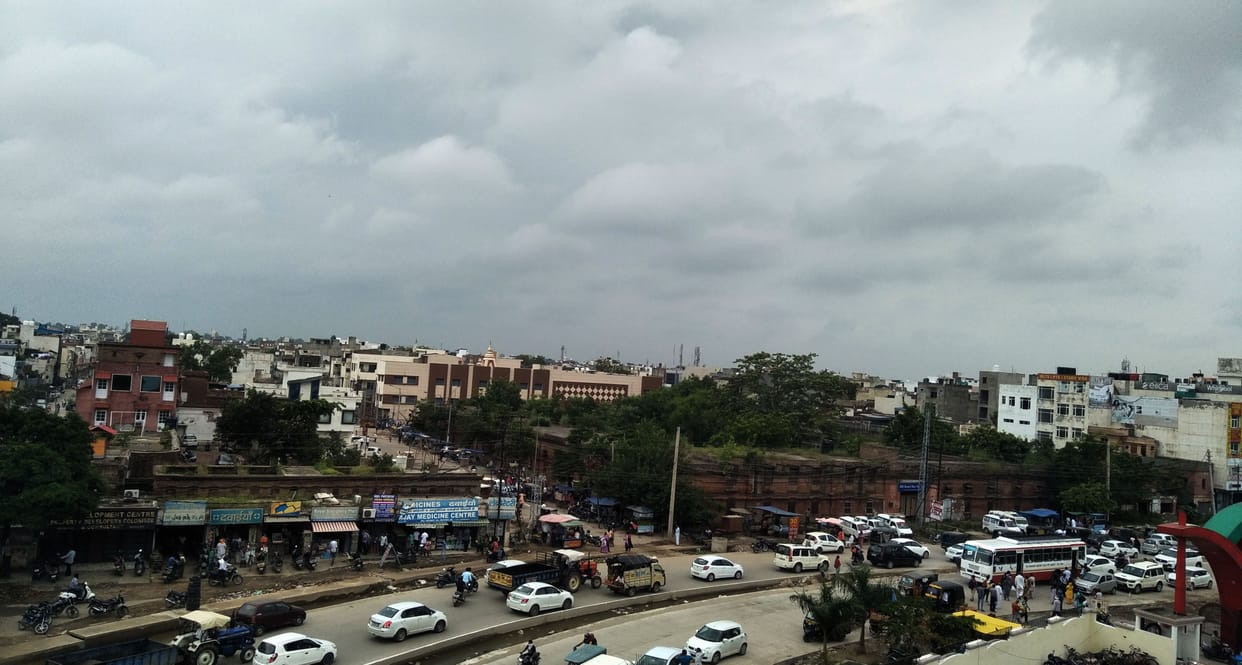 Waiting for the rain, the city dwellers stared at the sky throughout the day, it did not rain