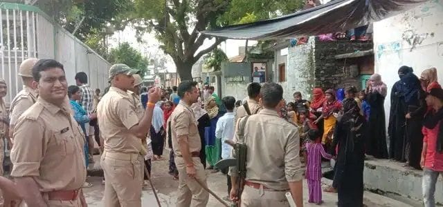 weamen colided police after baricading at karbala gate in manjhanpur