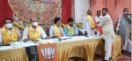 भाजपा के बूथ सम्मेलन में रामवीर परमार का स्वागत करते अगसौली मंडल संयोजक योगेश परमार।