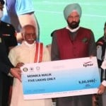 हॉकी खिलाड़ी मोनिका को चेक सौंपते हरियाणा के राज्यपाल और पंजाब के खेल मंत्री।