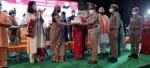 लखनउ में महिला एसआई गौरी शुक्ला को सम्मानित करते हुए।संवाद