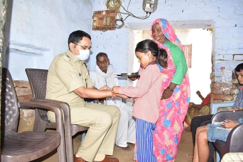 Hathras: SP celebrated Rakshabandhan with orphan children