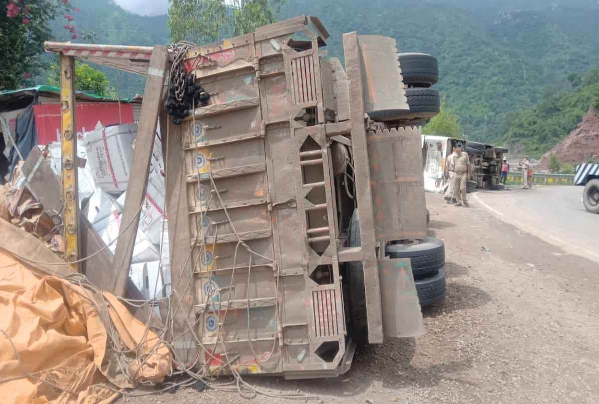 Kalka Shimla NH Road Accident News: Truck collided with bus, many passengers injured