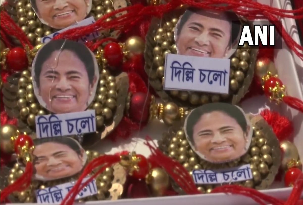 In West Bengal Dum Dum Area of North 24 Parganas district Afghan nationals tied Rakhi with CM Mamata Banerjee photo and message of Dilli Chalo