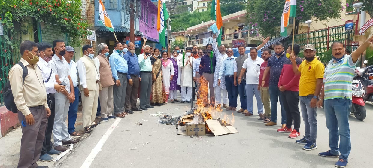 Congressmen burnt effigies of BJP governments in Almora and Someshwar