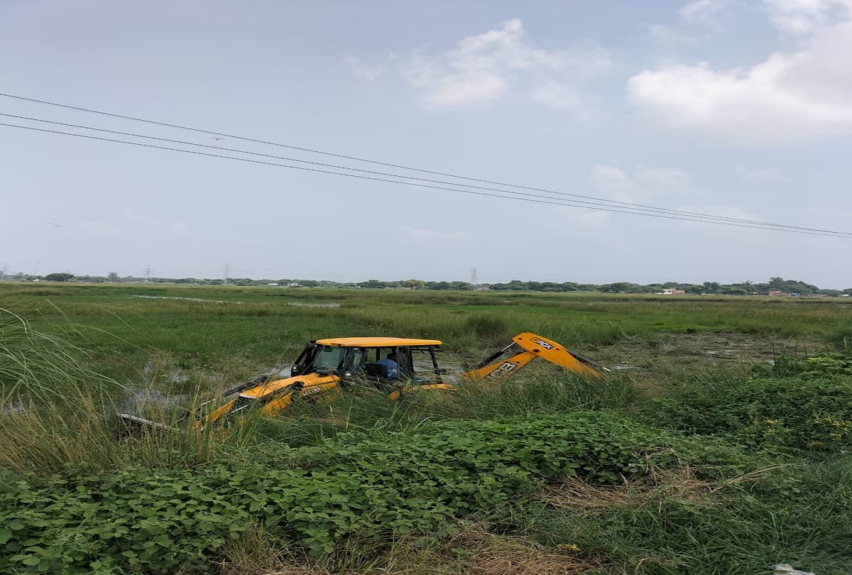 way clear for set up Amul plant  in Karkhion agro park in varanasi administration occupied land  despite farmers protest