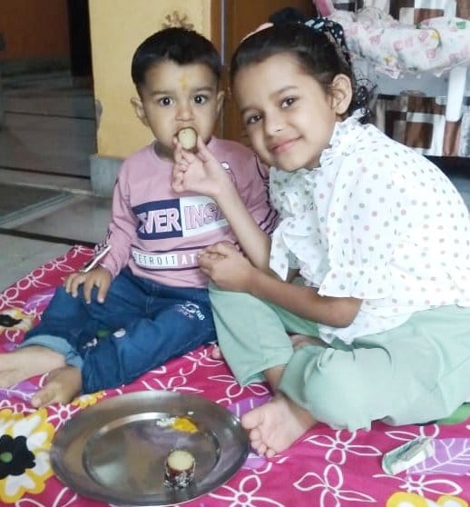 Sisters arrived after facing trouble, the thread of protection tied on the wrists of brothers