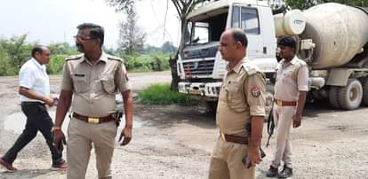 बिछवां में दुर्घटना के बाद मौजूद लोग