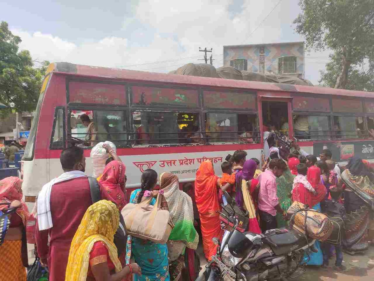 women got trouble in travelling in bus
