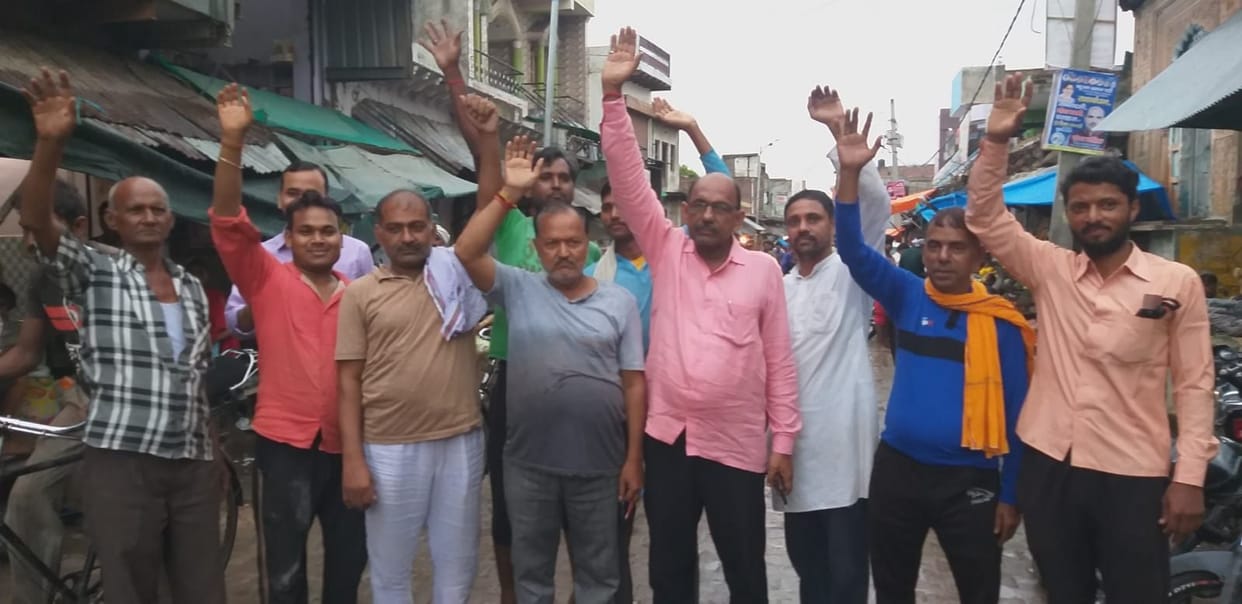 Hathras: Demonstration against the closure of roadways bus