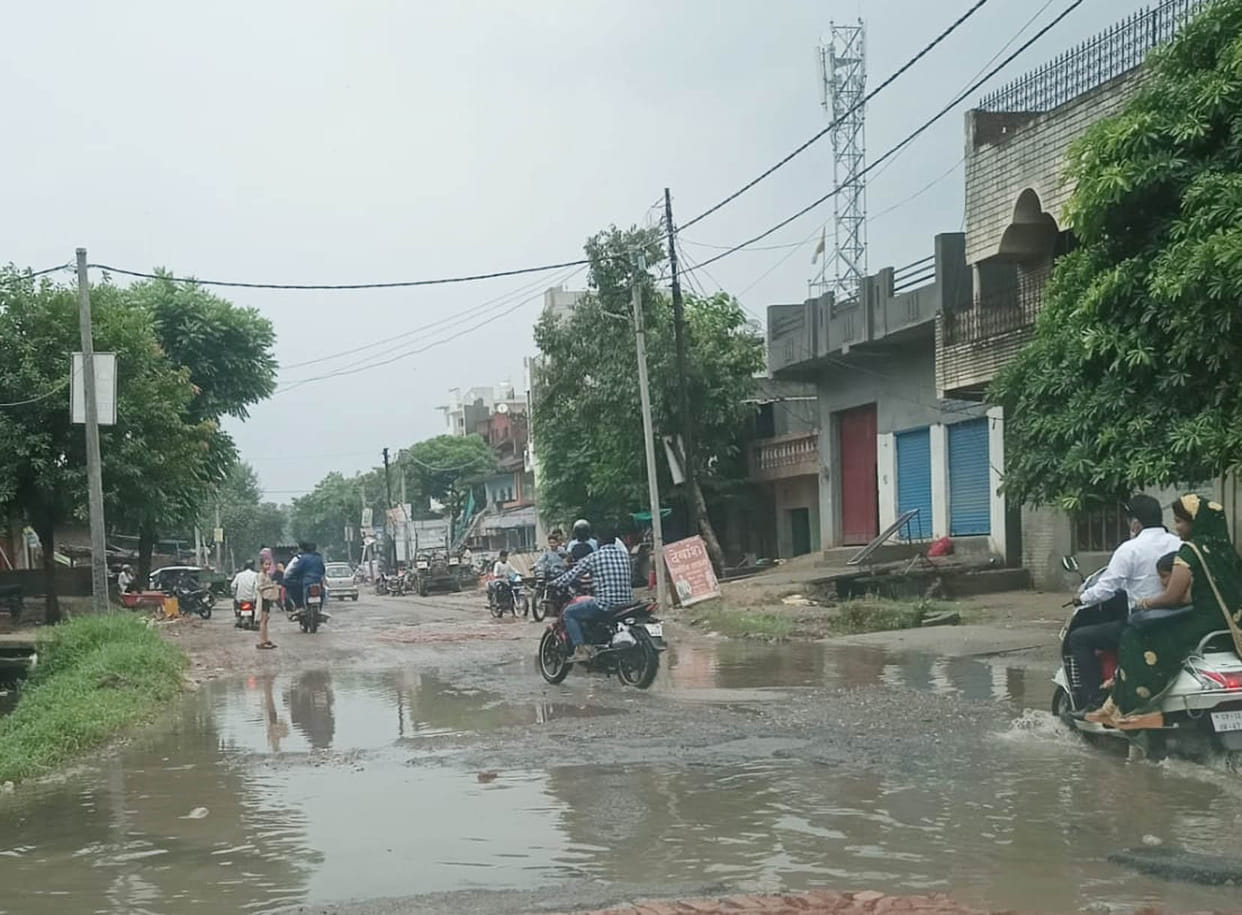 Waterlogging on main roads and link roads due to rain