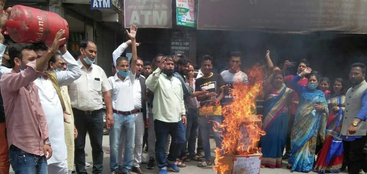Congressmen burnt effigies of central and state government in protest against inflation