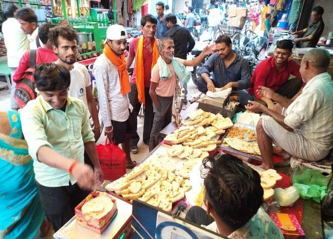 Hathras: Sister bought rakhi, brothers bought saris and gifts