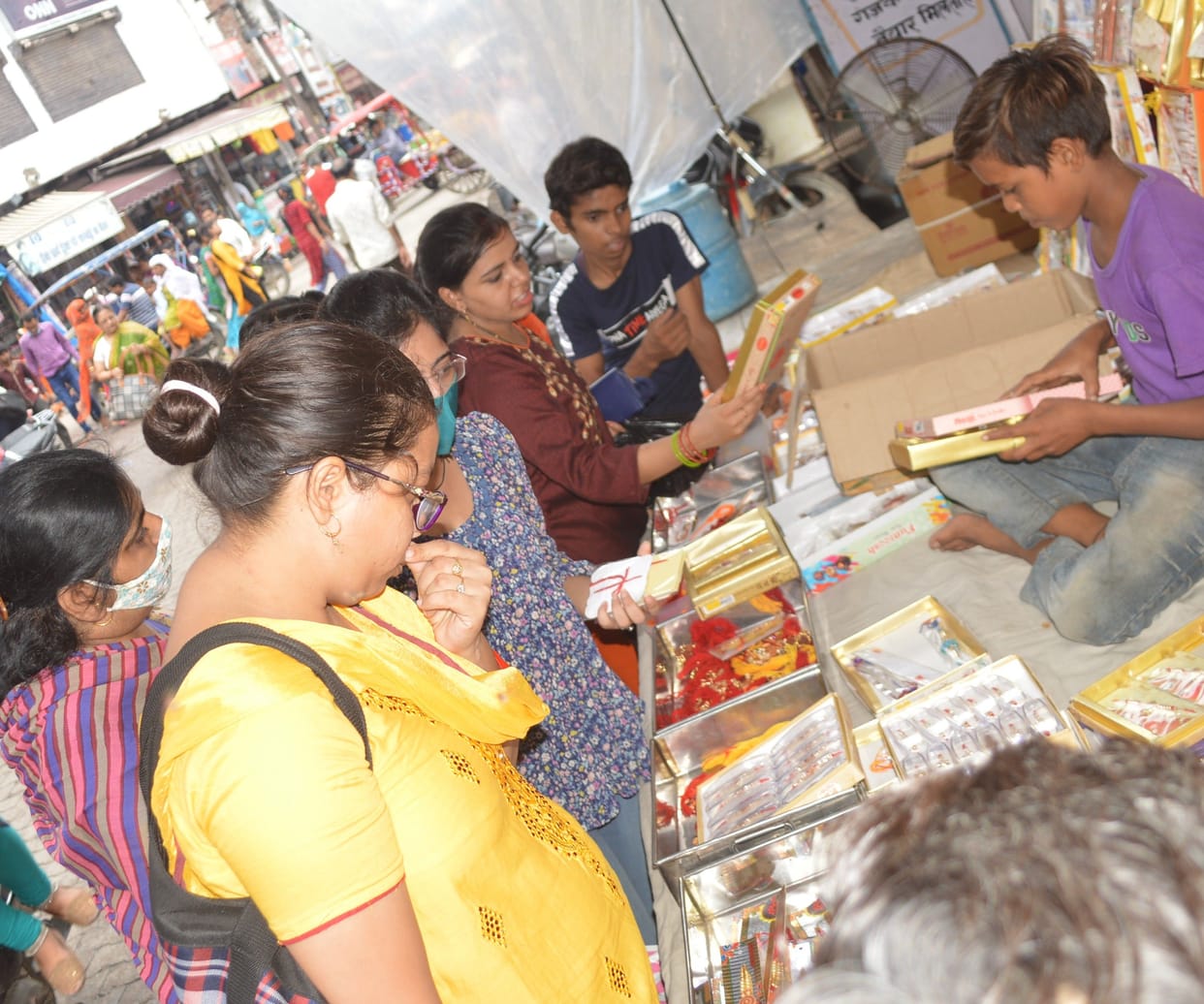 Hathras: Rakshabandhan: Today the love of sisters will be decorated on the wrists of brothers