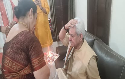 Raksha bandhan 2021 jammu kashmir lieutenant governor manoj sinha reached sonebhadra in sisters house for rakhi he will visit varanasi today
