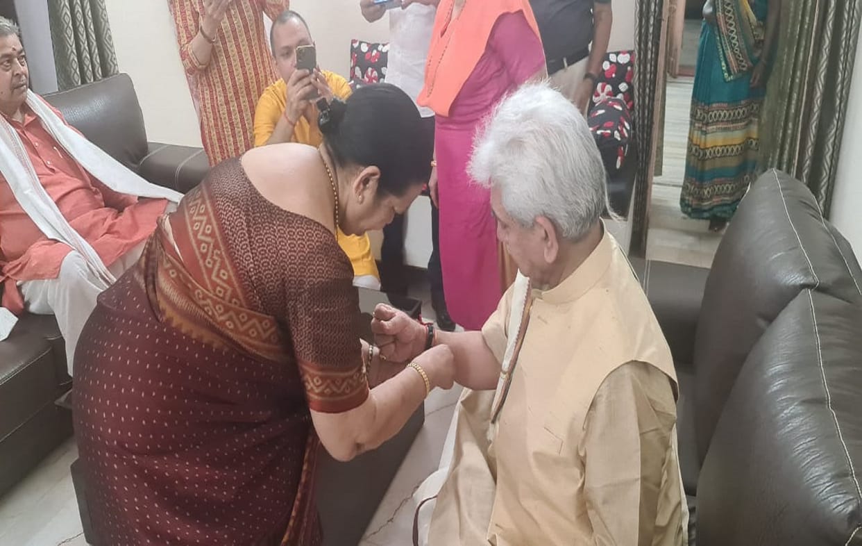 Raksha bandhan 2021 jammu kashmir lieutenant governor manoj sinha reached sonebhadra in sisters house for rakhi he will visit varanasi today