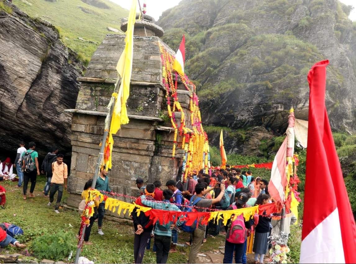 Devotees tied rakshasutra to Lord Vanshinarayan