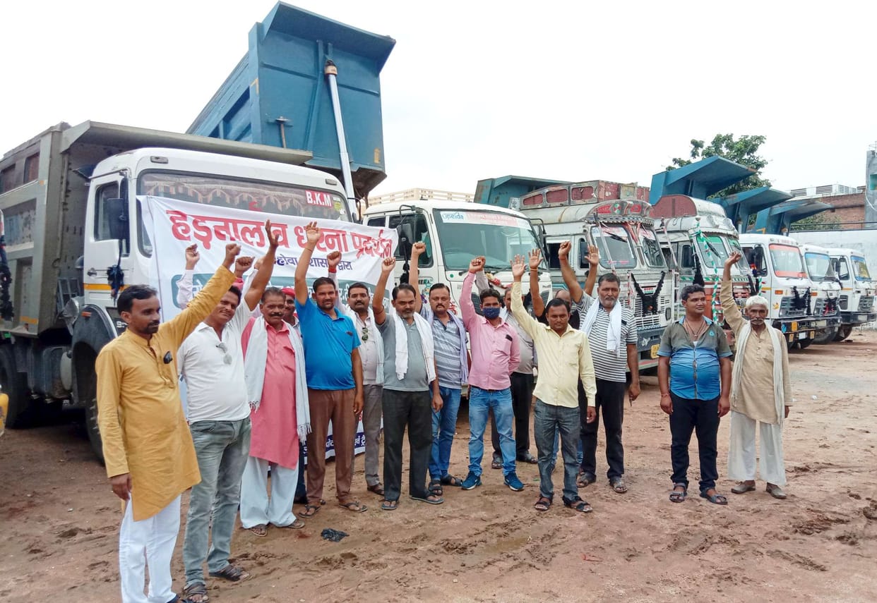 Truck and tractor operators' strike continues, demonstration