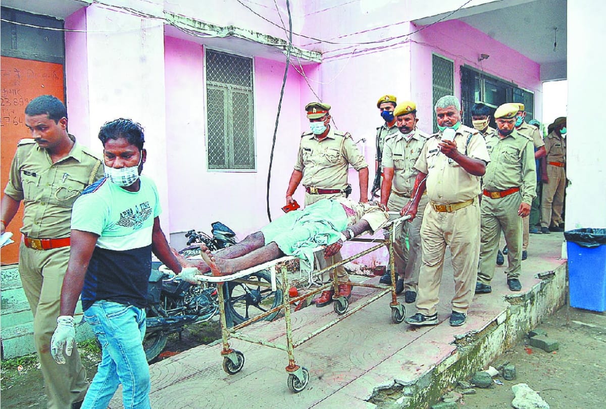 Kotwali constable Narendra Kumar saved home guard life by giving blood at Deoria