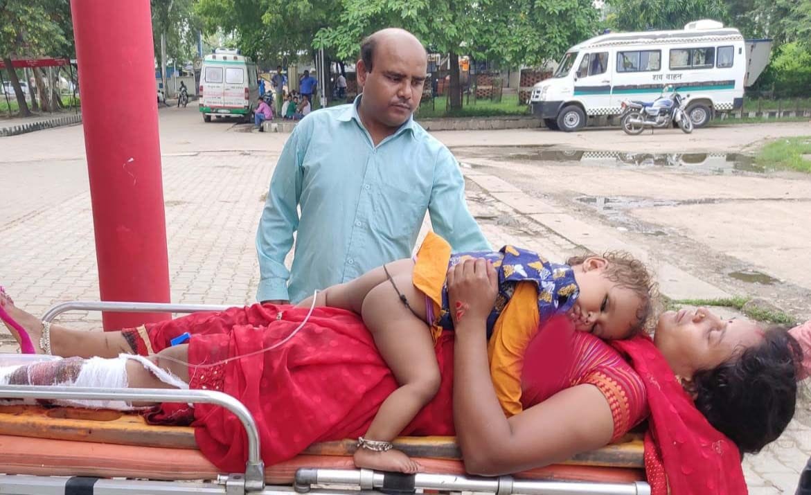 Forgetting his pain, he applied the milk-mouthed girl to the chest