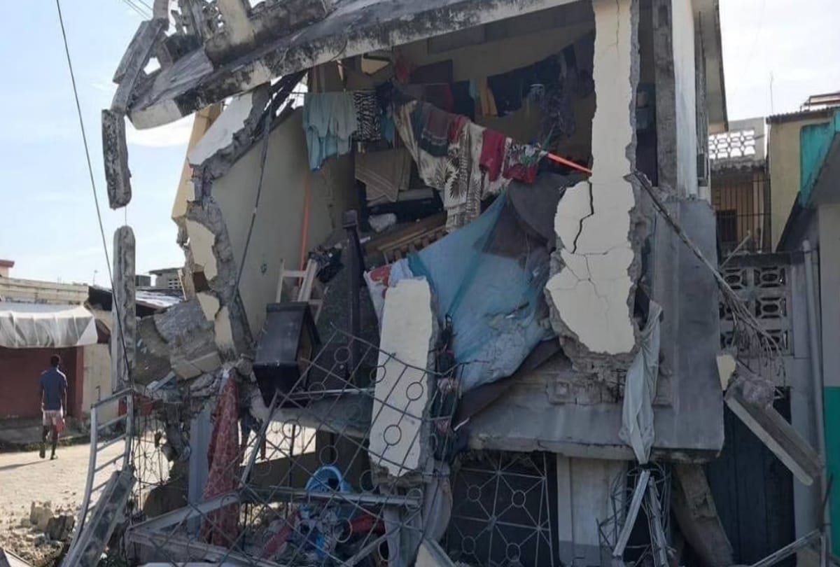 Haiti earthquake victims await help food stolen