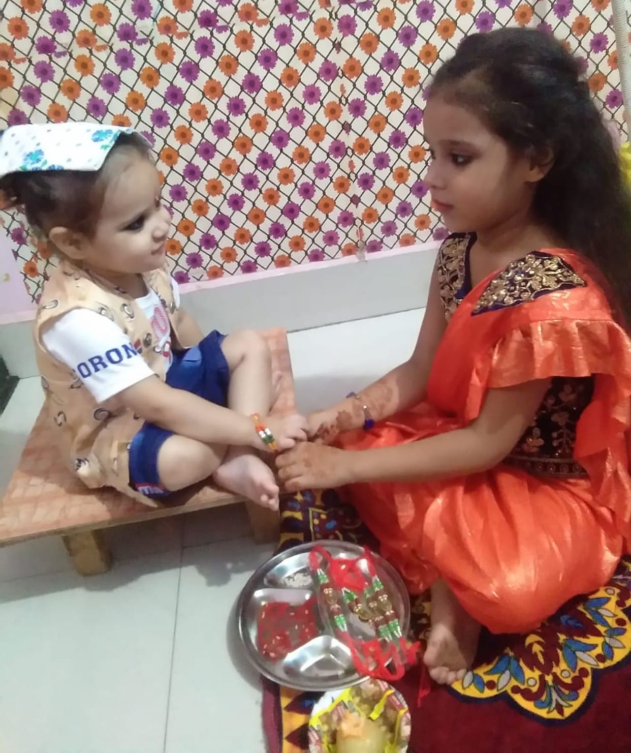 Sisters tied rakhi, brother gave a promise of protection