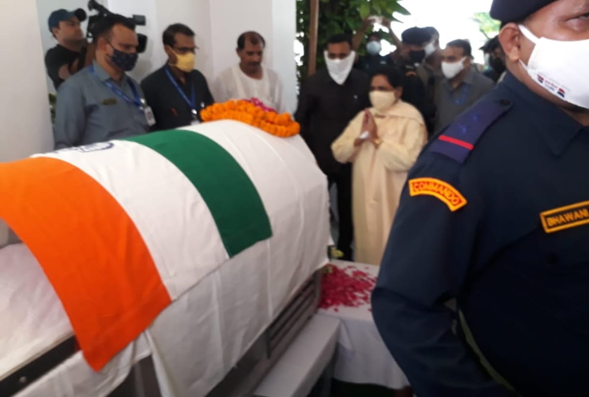 Leaders paid tribiute to Kalyan Singh.
