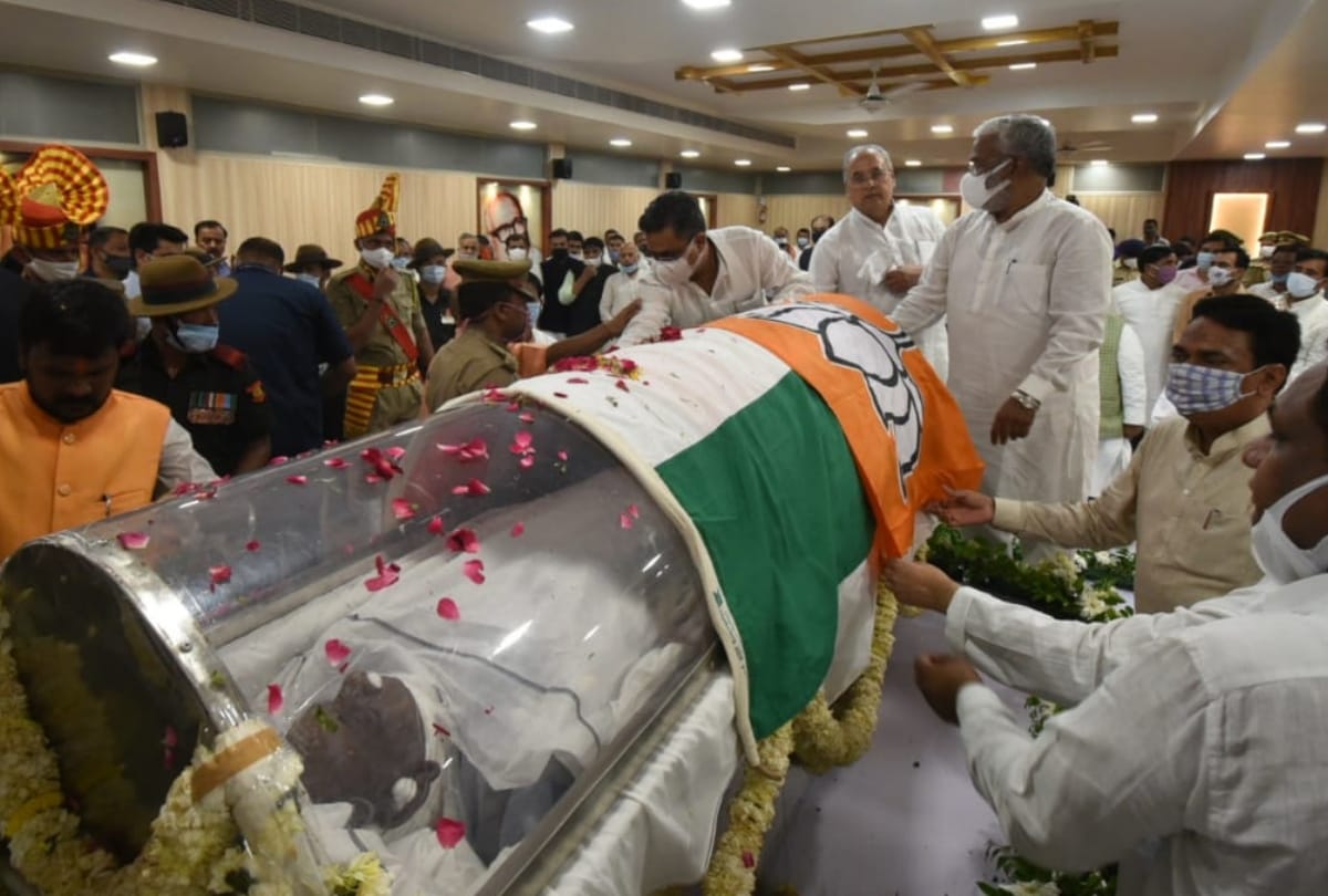 Kalyan Singh's body was draped in BJP national flag.