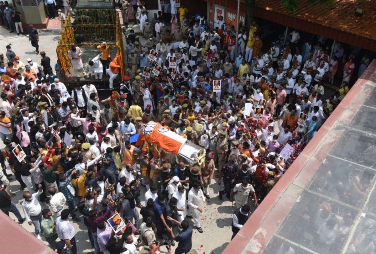 Kalyan Singh's body was draped in BJP national flag.