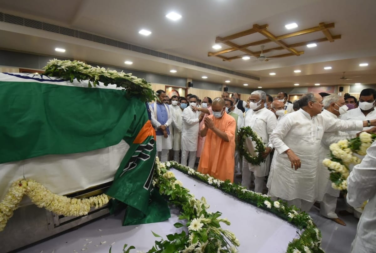 Kalyan Singh's body was draped in BJP national flag.