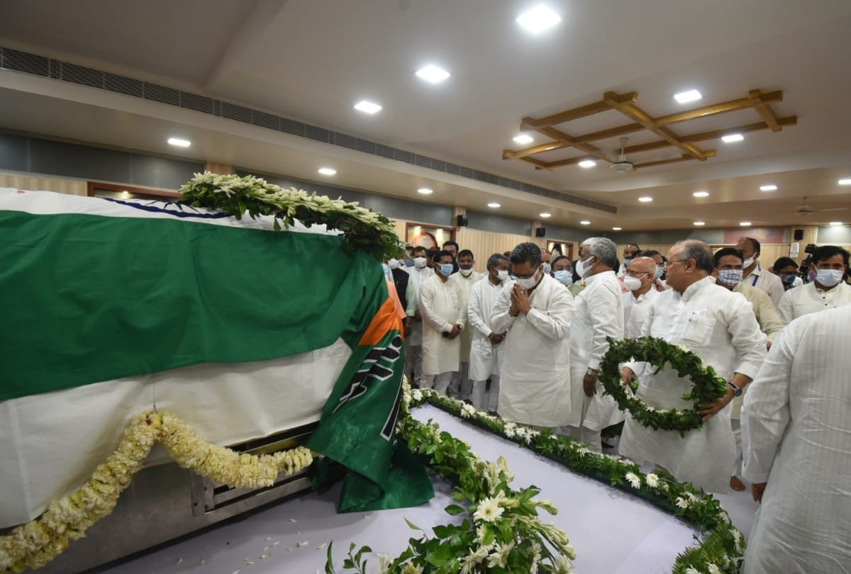 Kalyan Singh's body was draped in BJP national flag.