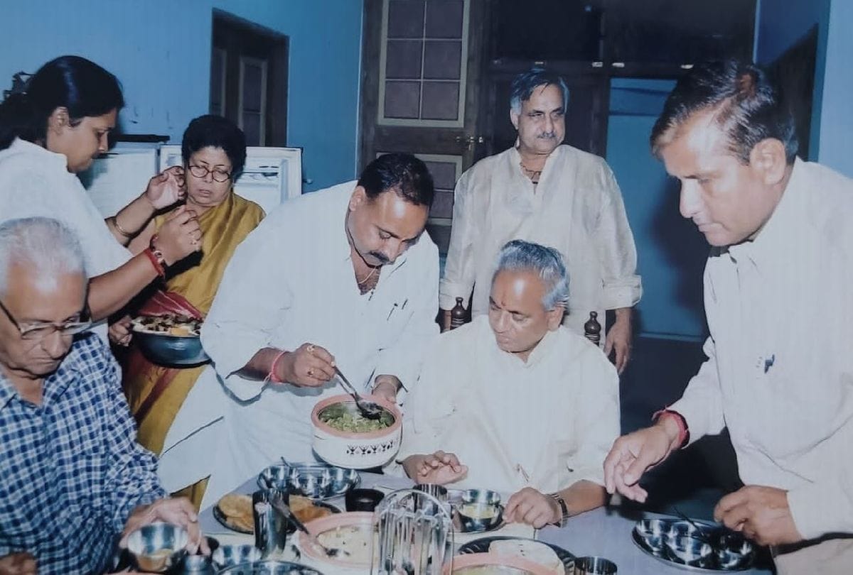kalyan singh news: Kalyan Singh was weighed with coins in Agra