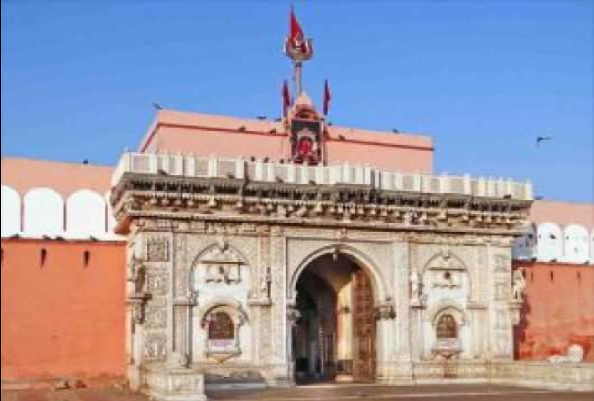 Interesting Story of Karni Mata Mandir in Rajasthan Where more then 25 thousand rats