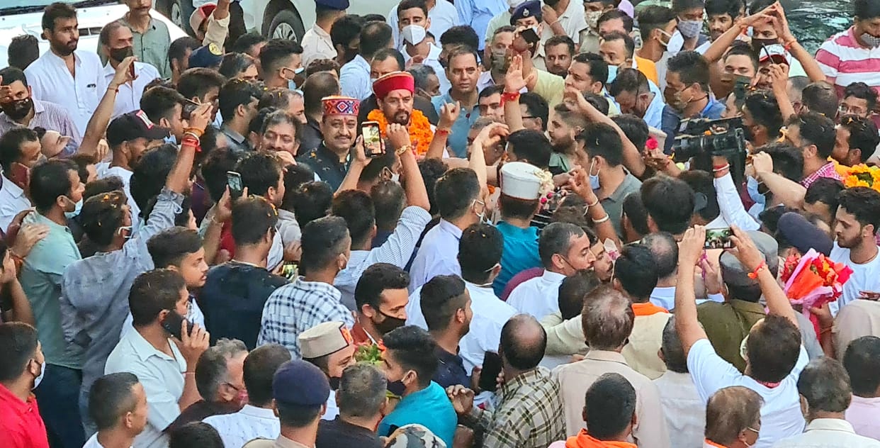In the home district, Union Minister Anurag Thakur was made to sit on the eyelids