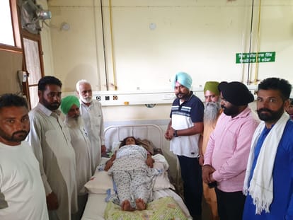 लुधियाना के रायकोट स्थित अस्पताल में भर्ती महिला का हाल चाल पूछते विधायक जगतार सिंह।