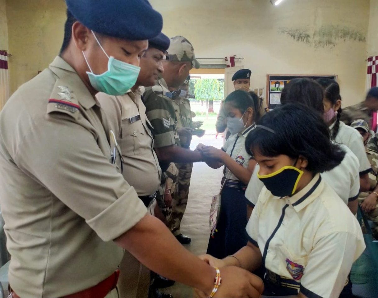 Girl students tie defense thread to CISF jawans