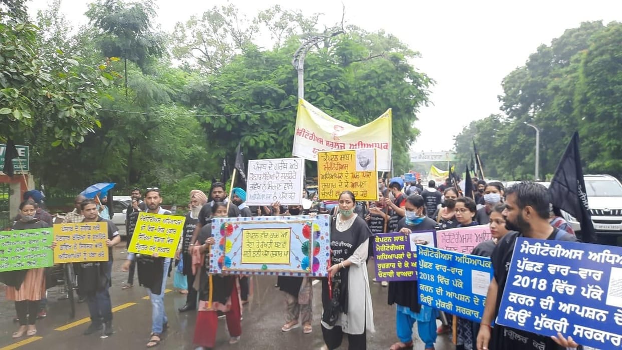 protest march towards Moti Mahal amidst heavy rain
