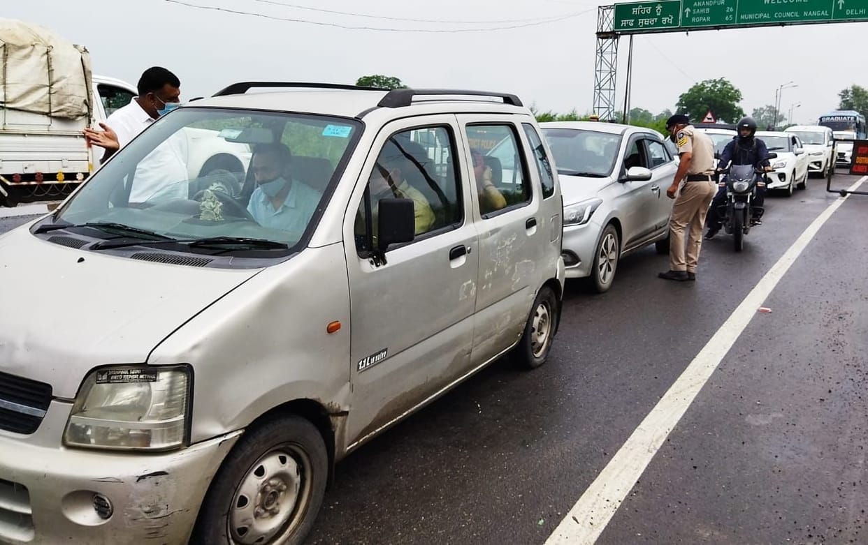 Crowd of travelers coming to Himachal at Mehatpur border