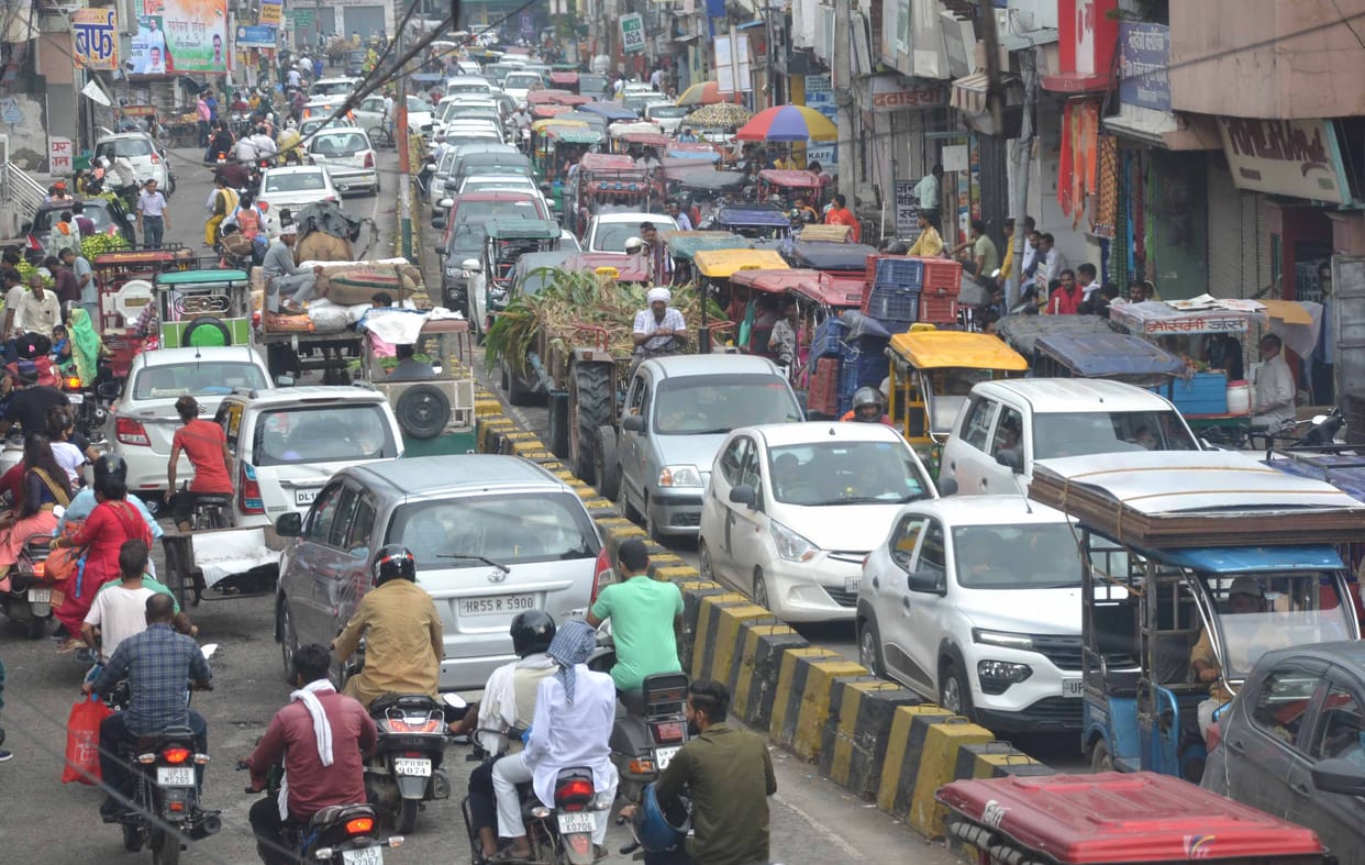 Buses stuck in jam, it took many hours to cross the city